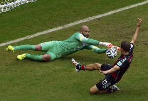 Germanys Thomas Mueller challenges goalkeeper Tim Howard of the U.S. (REUTERS/Ruben Sprich)